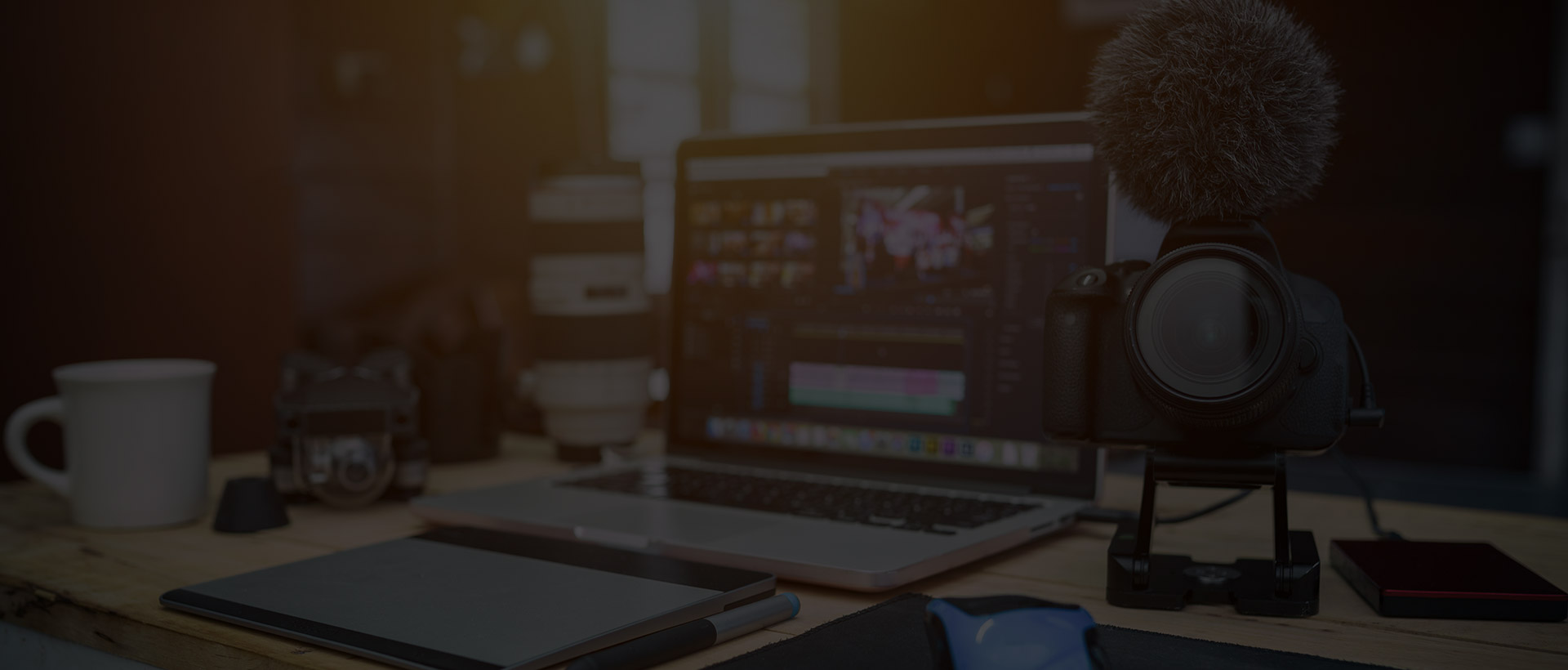 Schreibtisch mit Kamera, Mikrofon und Tablet